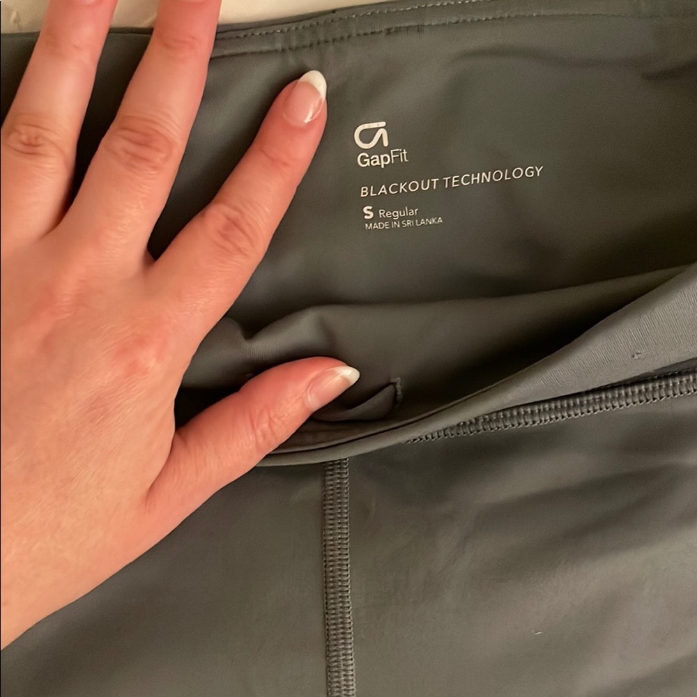 GapFit Blackout Gray Women's Bike Shorts - Picture 2 of 4